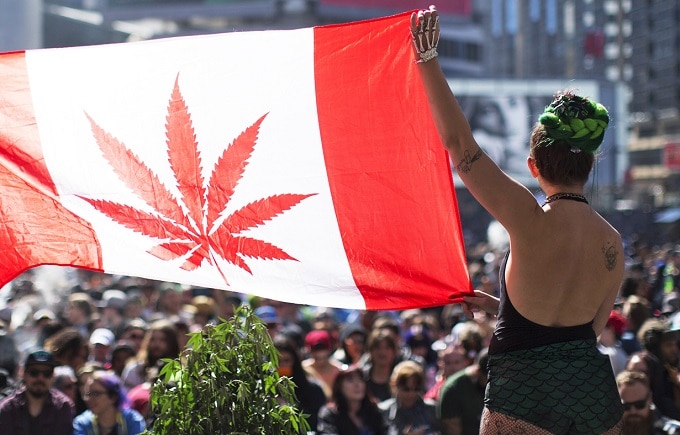 Mujer sosteniendo la bandera canadiense