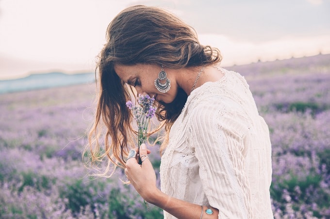 Mujer joven, sonriente, flores