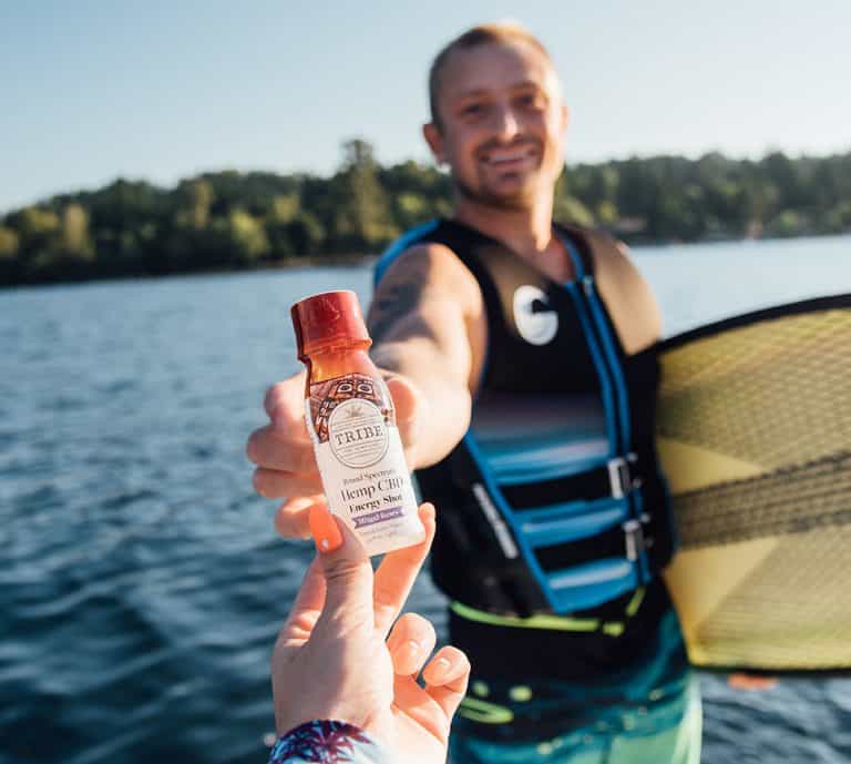 surfista que entrega la energía de la tribu